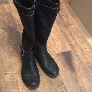 Size 8 black boot